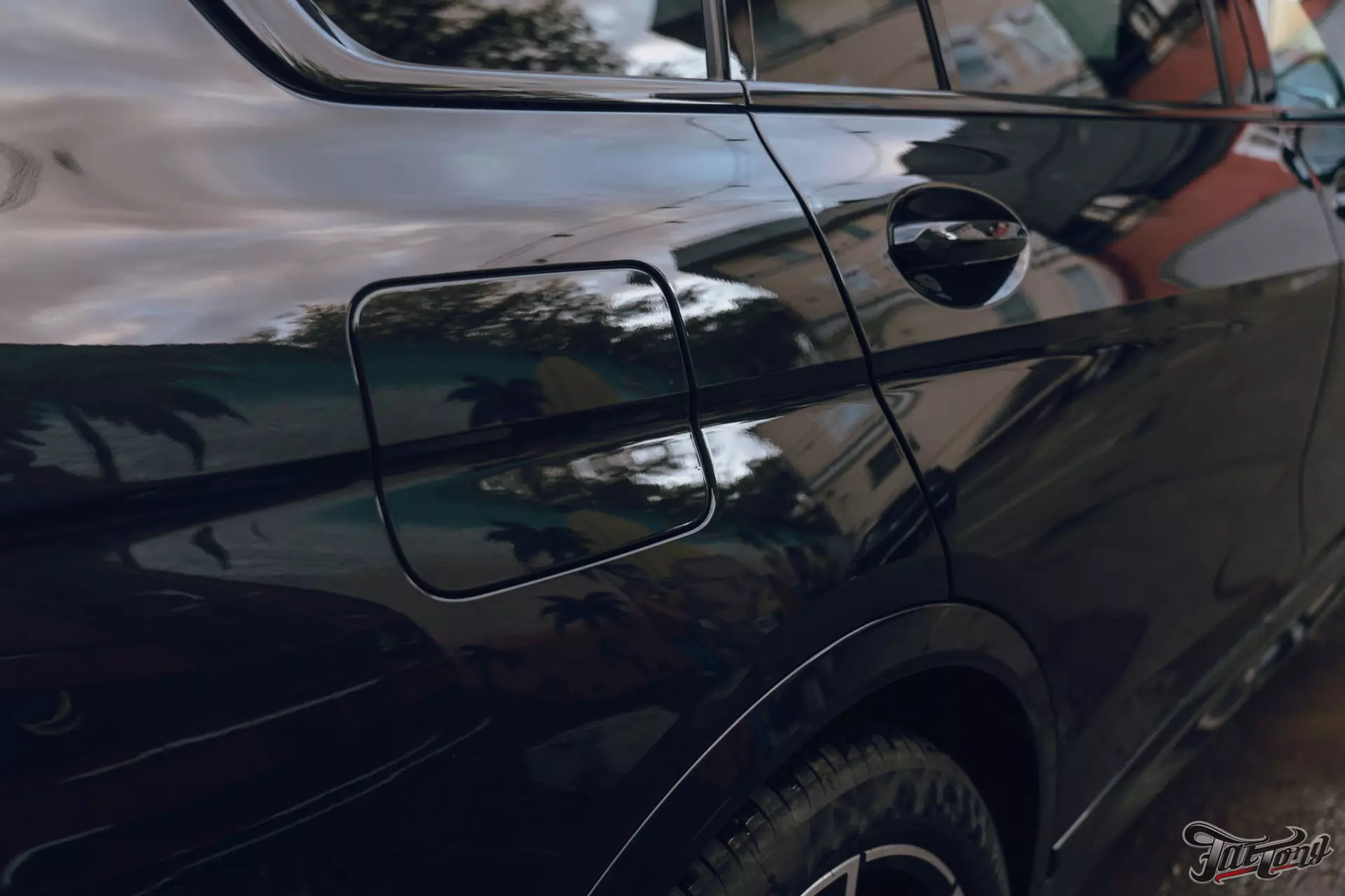 BMW X7. Оклейка кузова в глянцевый полиуретан
